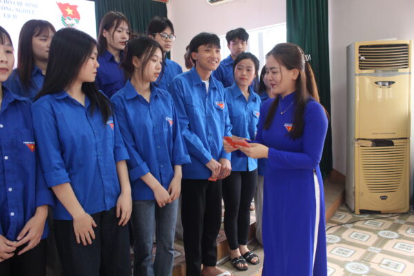 Hội nghị công bố quyết định Ban chấp hành đoàn Thanh niên cộng sản Hồ Chí Minh trường Cao đẳng Công nghiệp, Thương mại và Du lịch IMG 5489