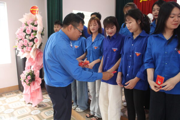 Hội nghị công bố quyết định Ban chấp hành đoàn Thanh niên cộng sản Hồ Chí Minh trường Cao đẳng Công nghiệp, Thương mại và Du lịch IMG 5493