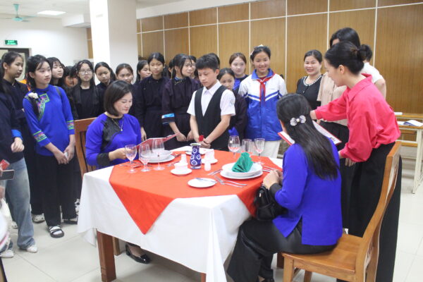 Đoàn công tác Trường Phổ thông dân tộc nội trú Hòa An – Cao Bằng tham quan, trải nghiệm hướng nghiệp tại nhà trường IMG 5734