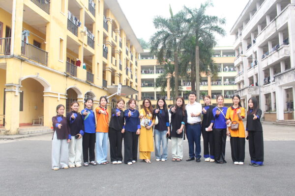 Đoàn công tác Trường Phổ thông dân tộc nội trú Hòa An – Cao Bằng tham quan, trải nghiệm hướng nghiệp tại nhà trường IMG 5845