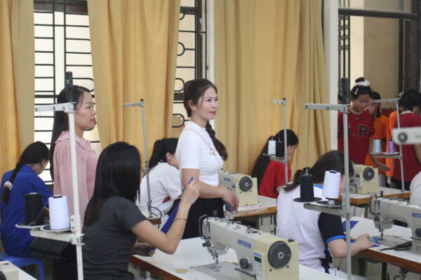 Đoàn công tác Trường Phổ thông dân tộc nội trú Hòa An – Cao Bằng tham quan, trải nghiệm hướng nghiệp tại nhà trường IMG 5873